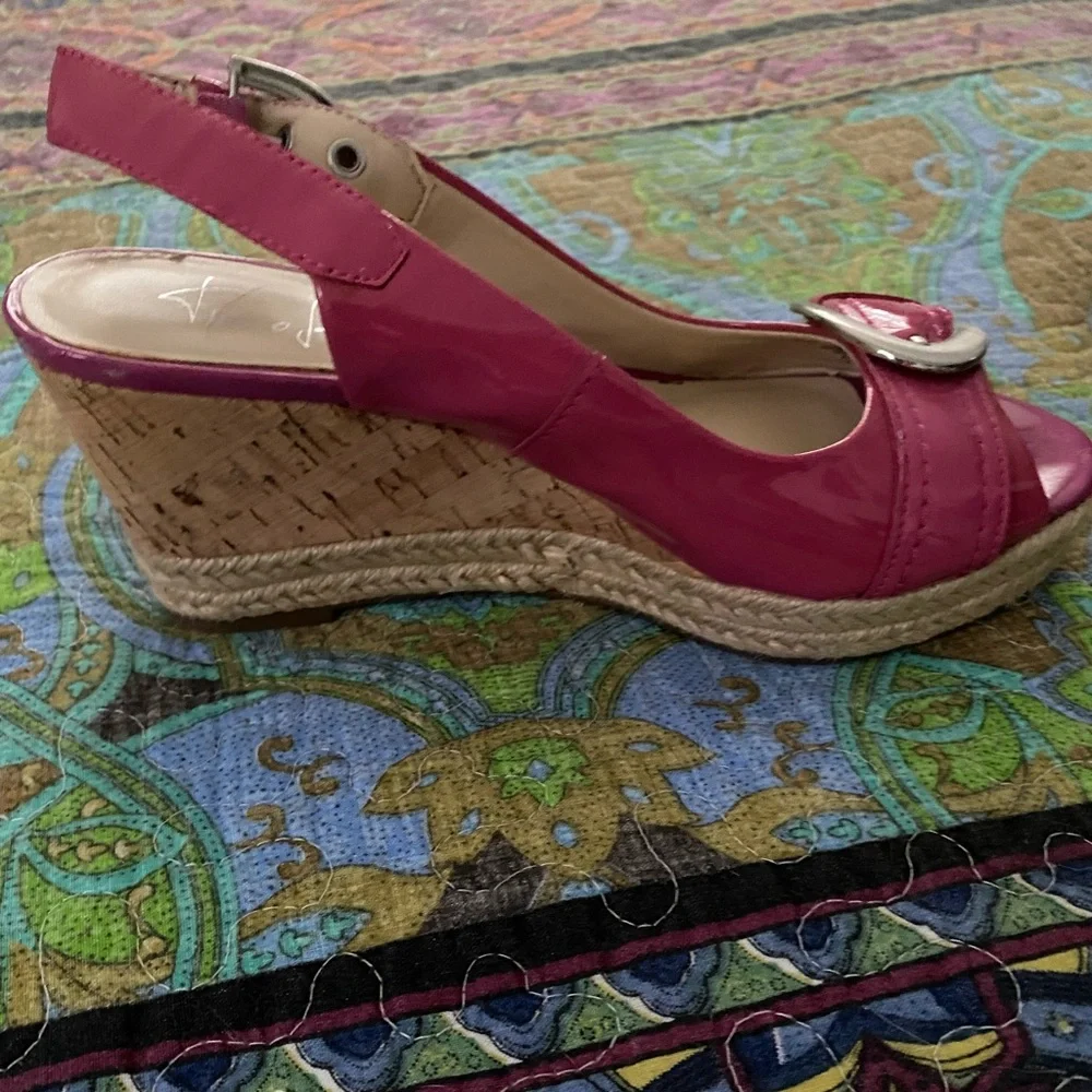 Pink patent platforms w/ open toe, adjustable back strap & satin silver buckle - Picture 4 of 7